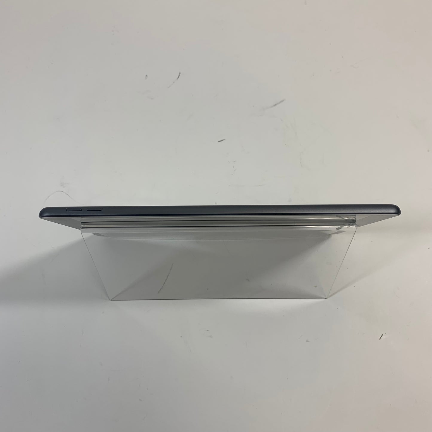 WiFi Only Apple iPad 8th Gen 32GB 18.4.1 Space gray MYL92LL/A