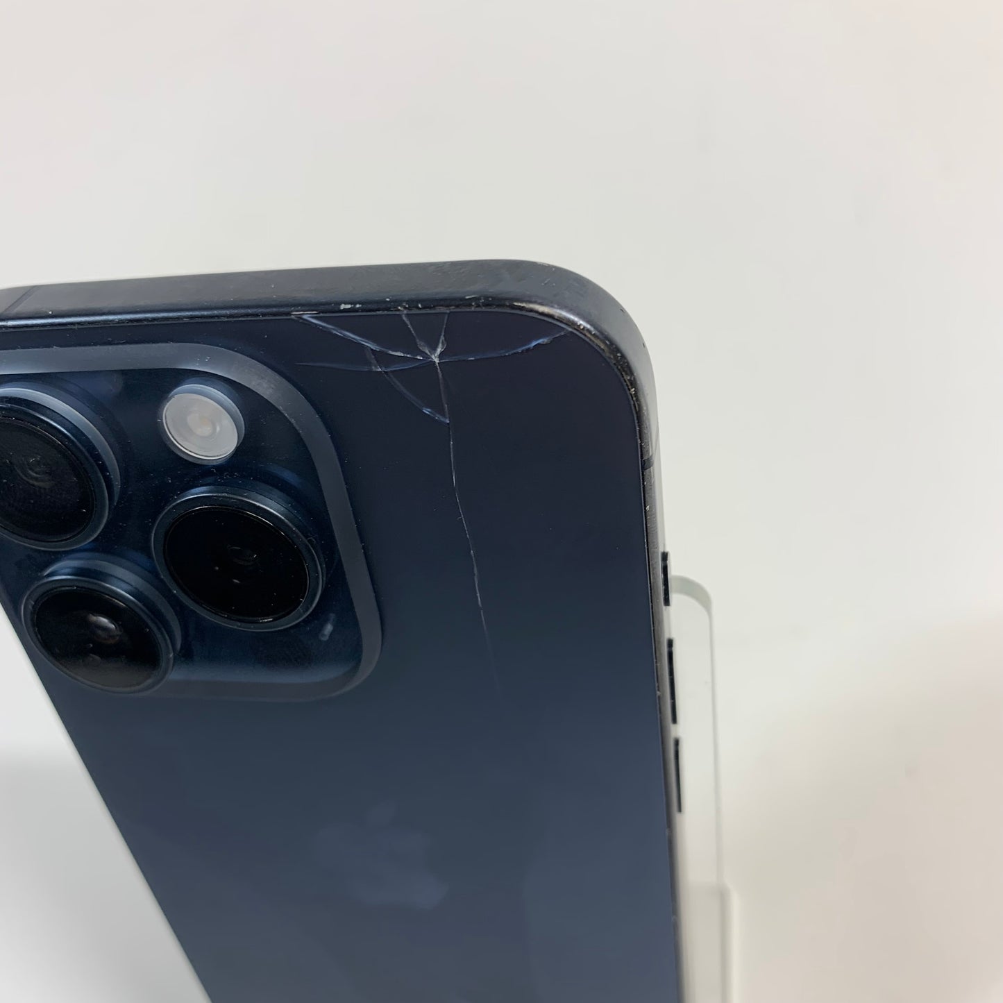 (BAD SCREEN/CRACKED BACK) T-Mobile Apple iPhone 15 Pro 256GB A2848 (READ)