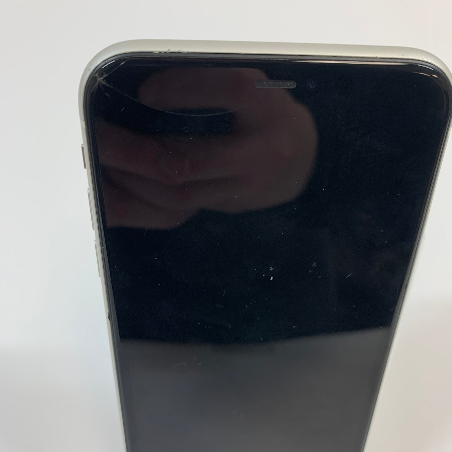 (CRACKED SCREEN, BAD BATTERY) Unlocked Apple iPhone 11 64GB