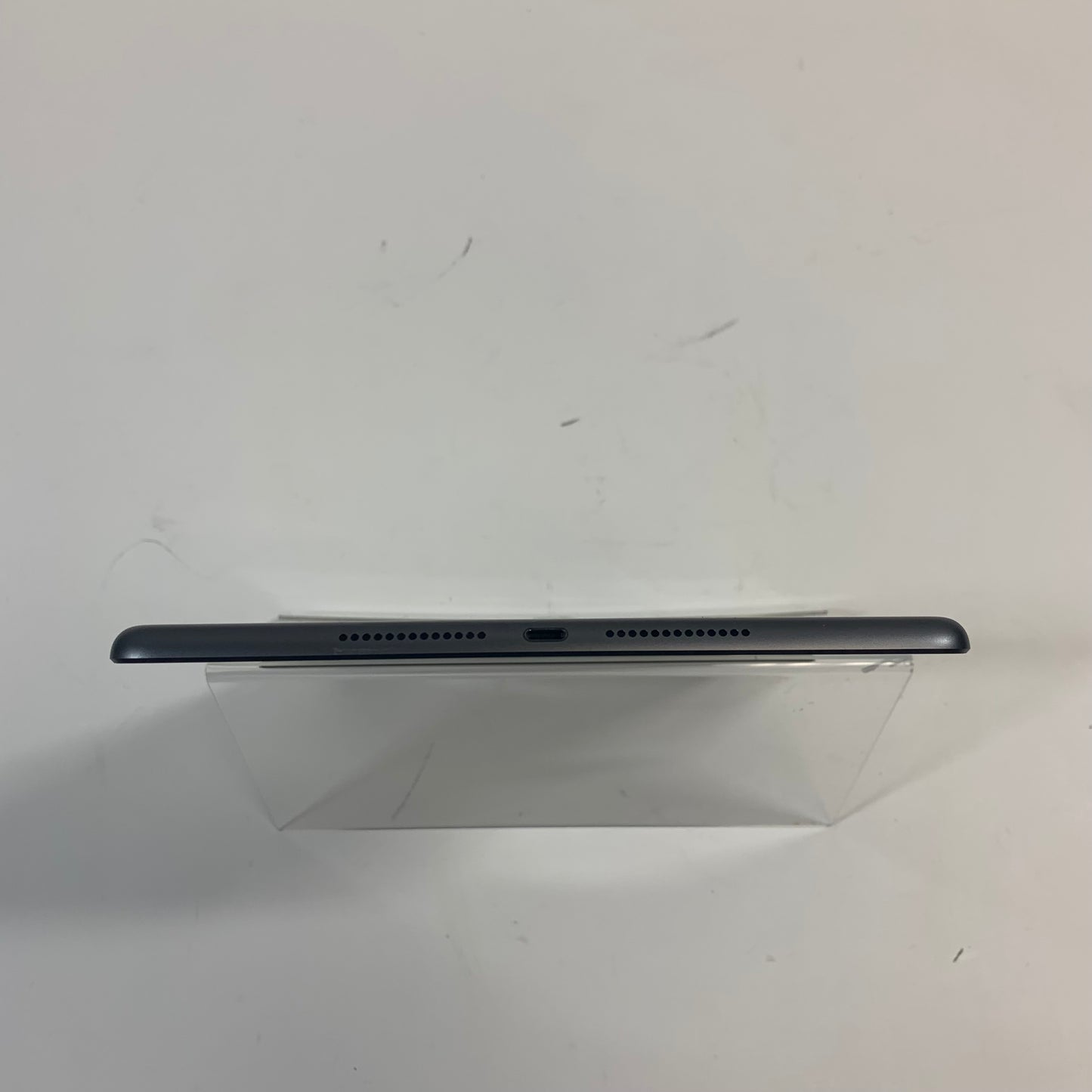 WiFi Only Apple iPad 8th Gen 32GB 18.4.1 Space gray MYL92LL/A