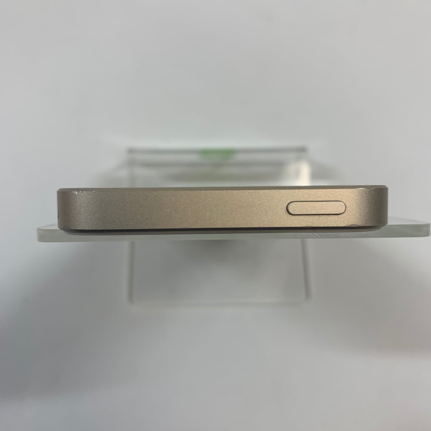Unlocked Apple iPhone SE 16GB 15.8.3 GOLD MLXM2J/A