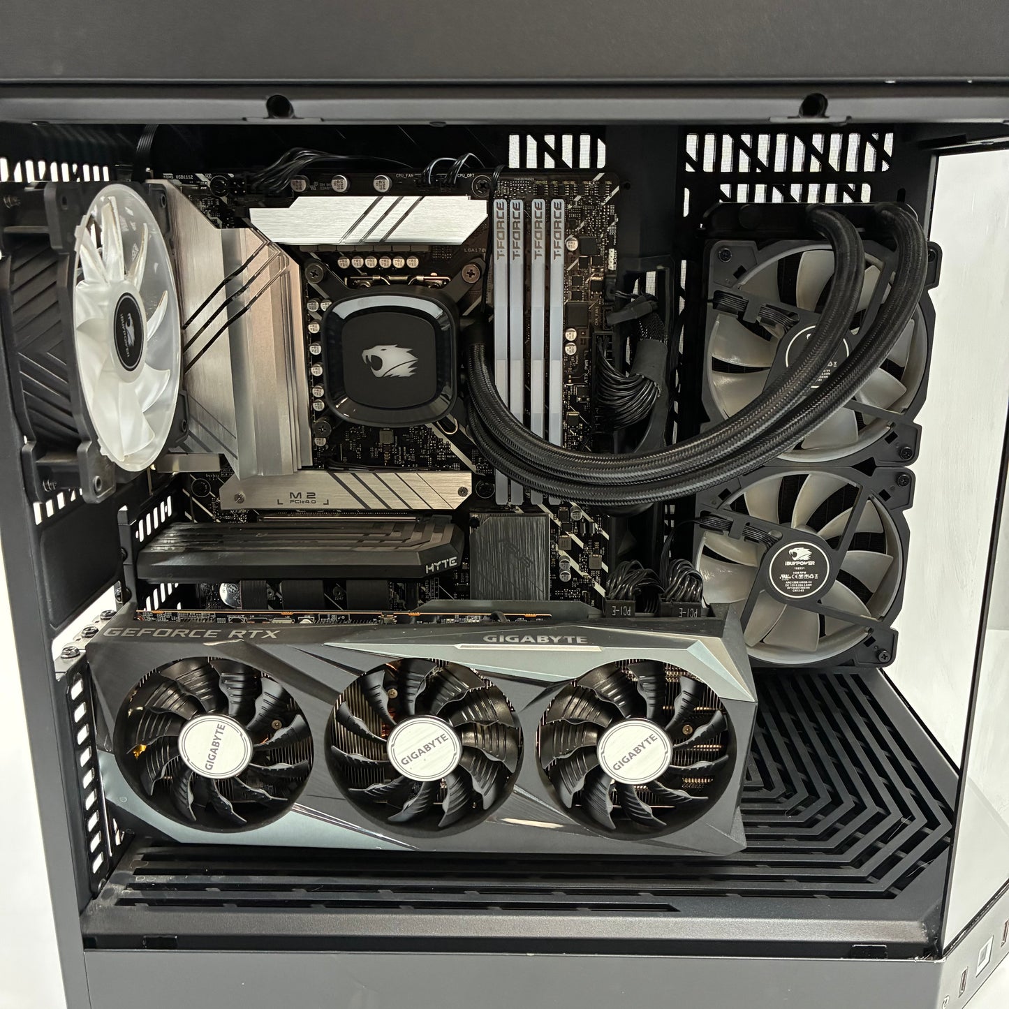 HYTE Y70 i7-12700KF 3.60GHz 32GB RAM Nvidia GeForce RTX 3070