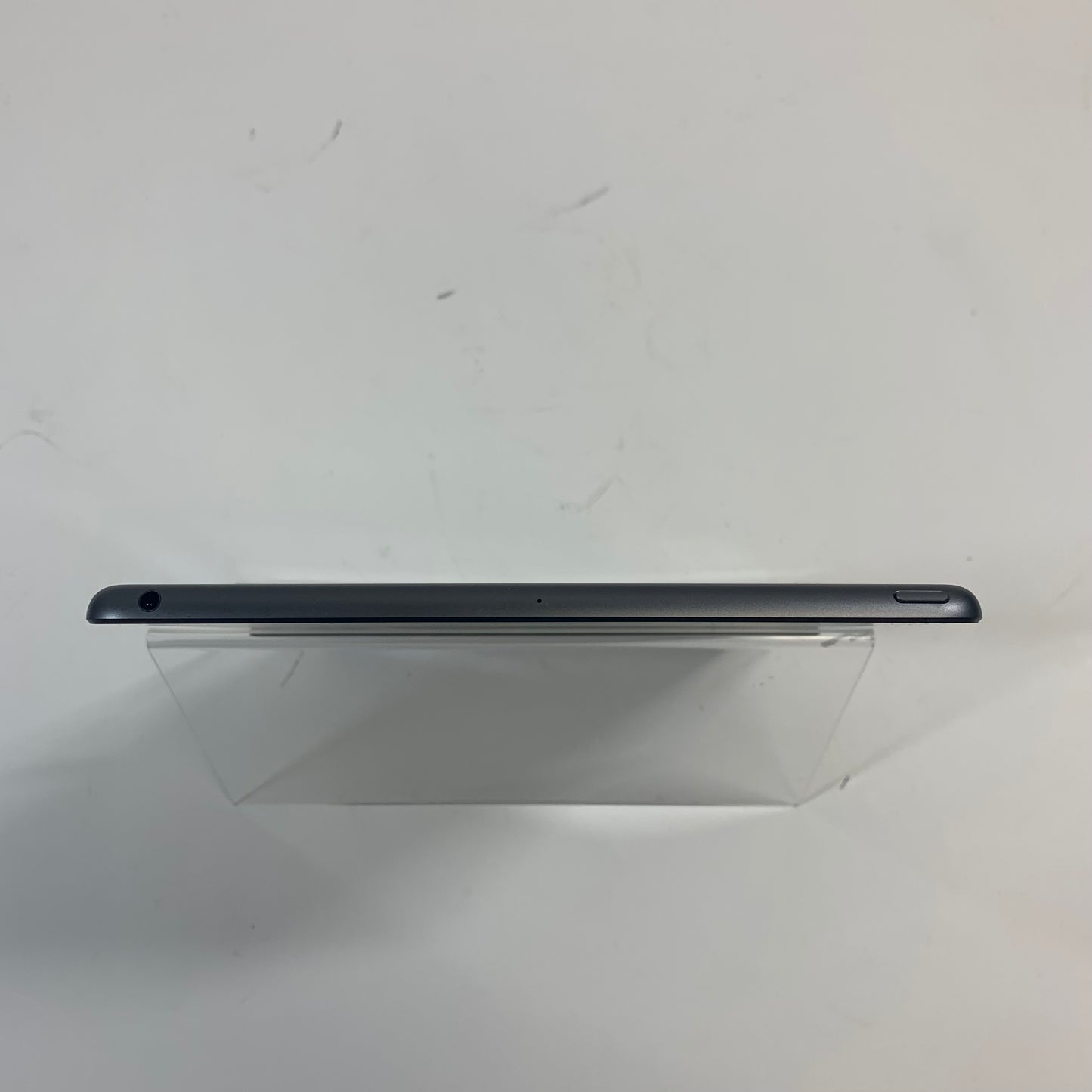 WiFi Only Apple iPad 8th Gen 32GB 18.4.1 Space gray MYL92LL/A
